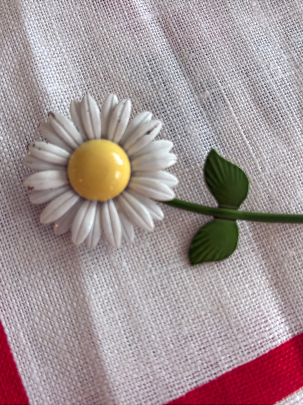 Vintage Enamel Daisy Flower Pin Brooch in White, Yellow & Green